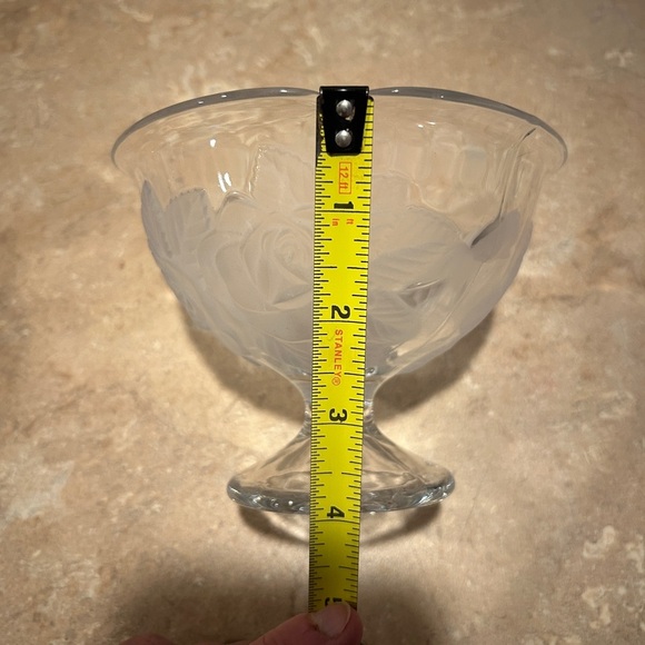 Winter Rose
by STUDIO NOVA 2 Small pedestal bowls with roses - Picture 5 of 8